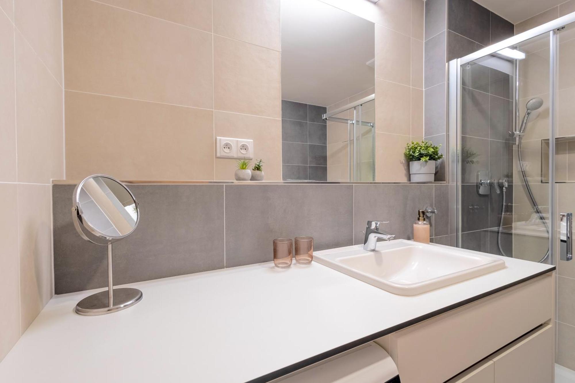 Ferienwohnung Bright 2Br - 8Th Floor, Balcony, Free Parking - By Gravity Prag Exterior foto